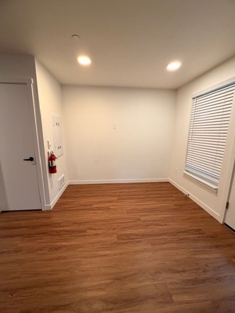 Astoria Apartment: 461 32nd Street