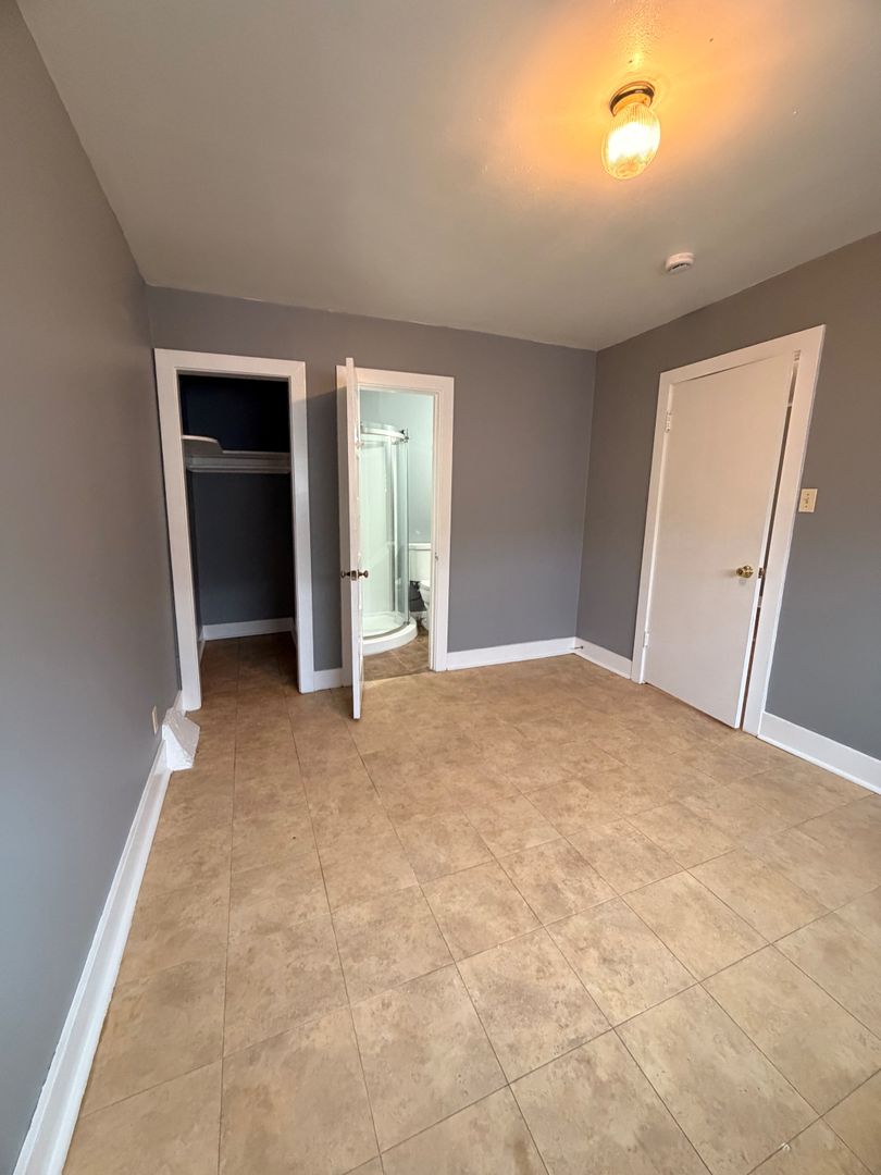 Astoria Apartment: 1825/1827/1829 Marine Drive