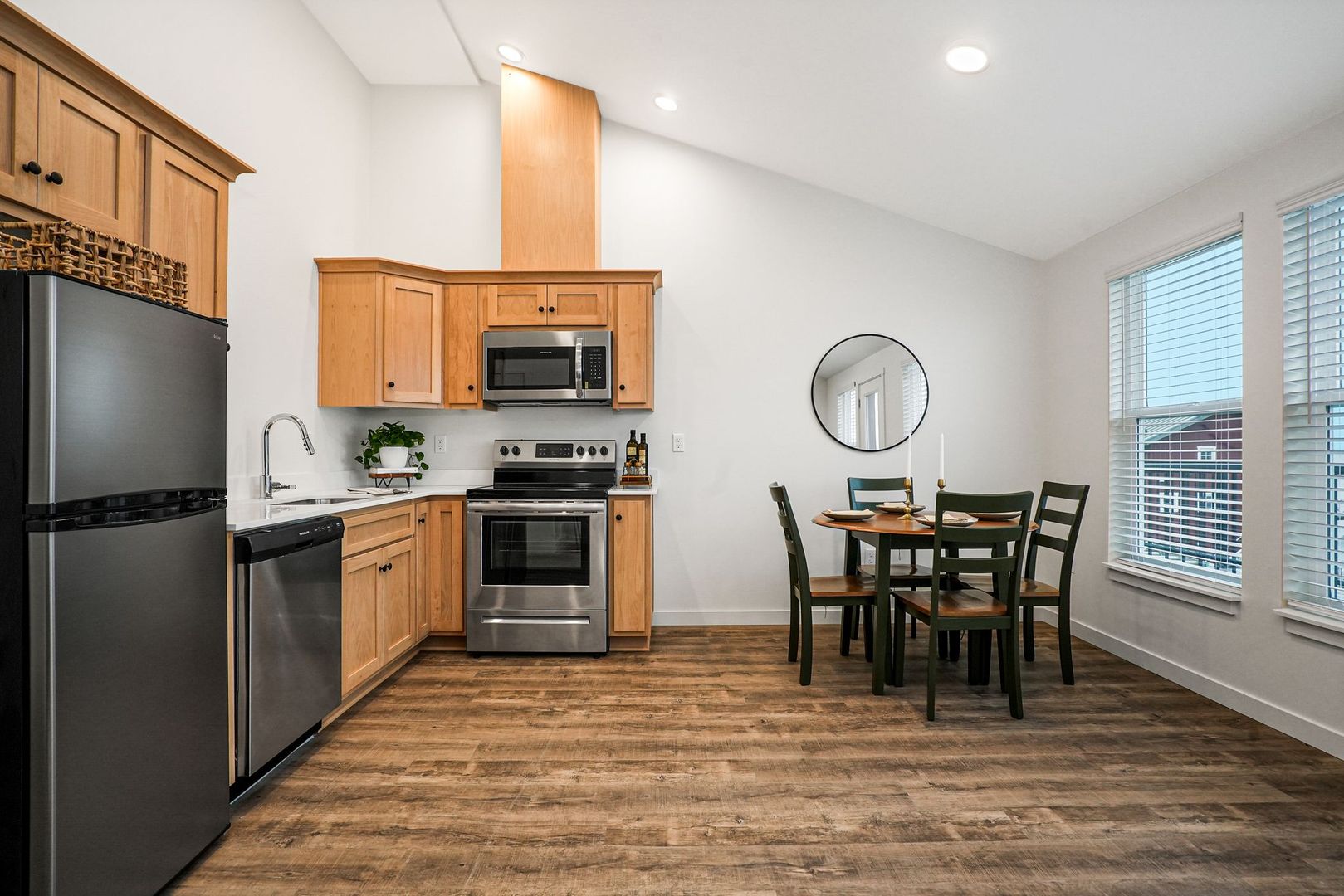 Astoria Apartment: 461 32nd Street