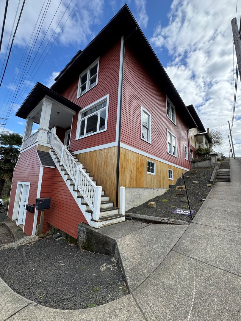 Astoria Apartment: 811-813 Franklin Ave.