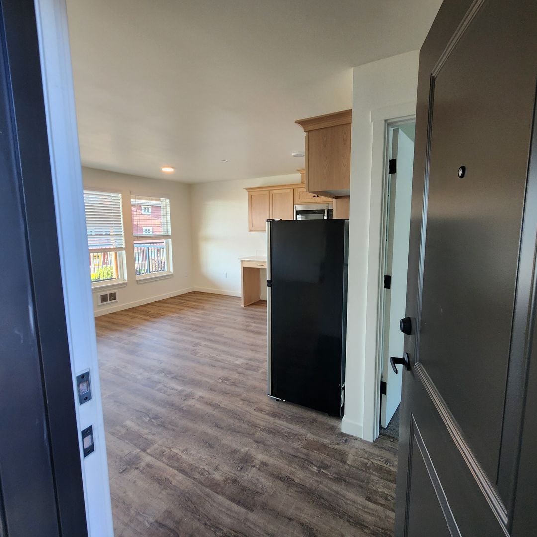 Astoria Apartment: 461 32nd Street