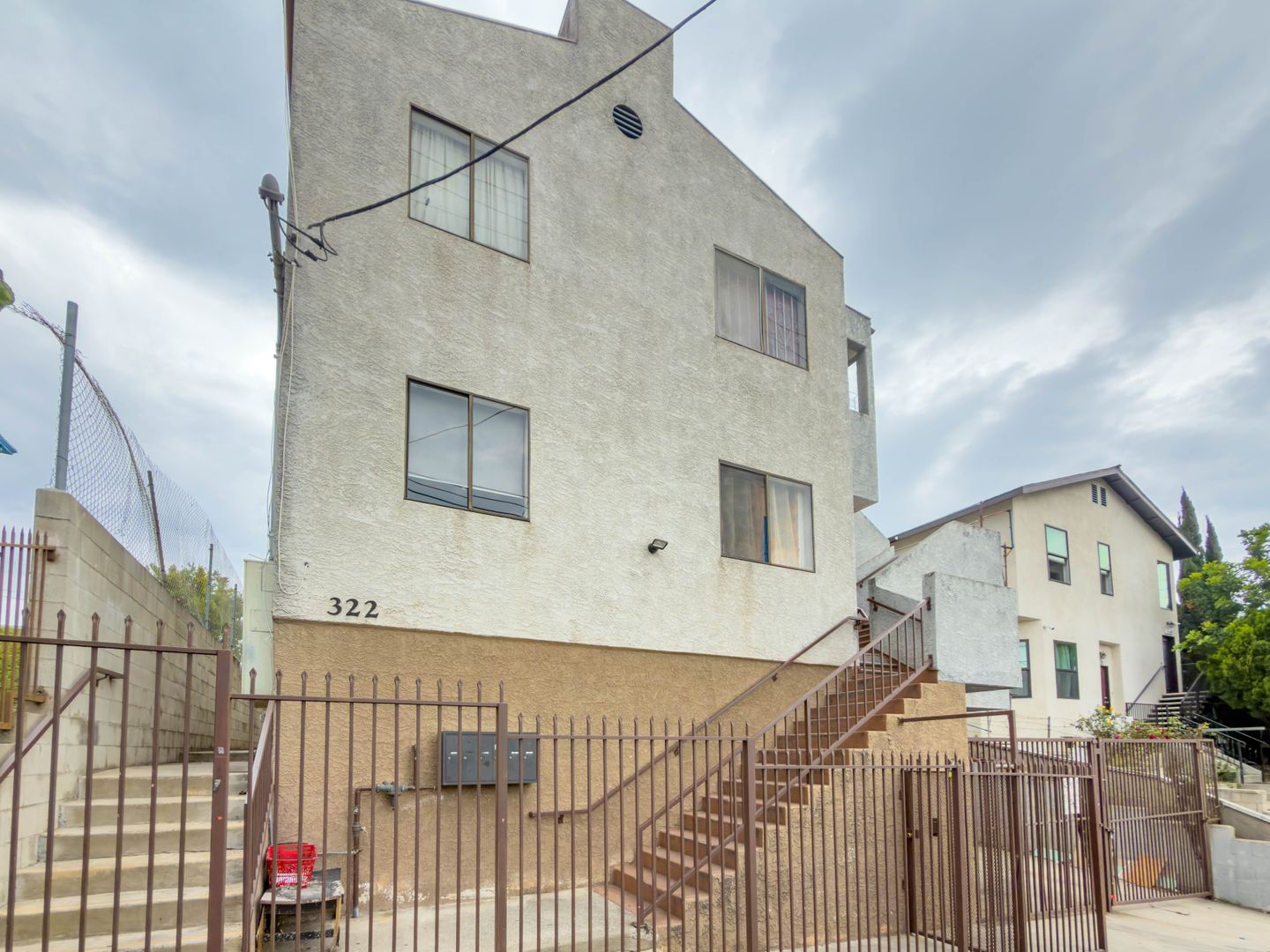 Los Angeles Apartment: 322 N Benton Way