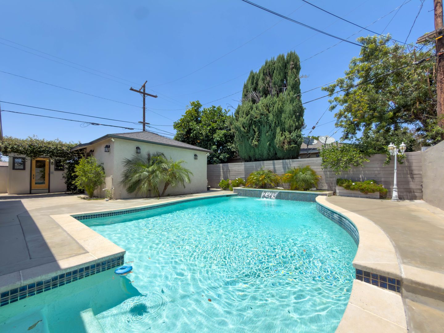 Northridge House: 17631 Willard St