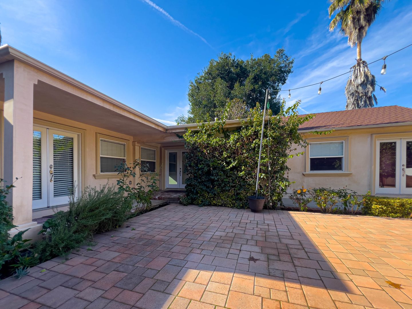Sherman Oaks Apartment: 15424 Camarillo St