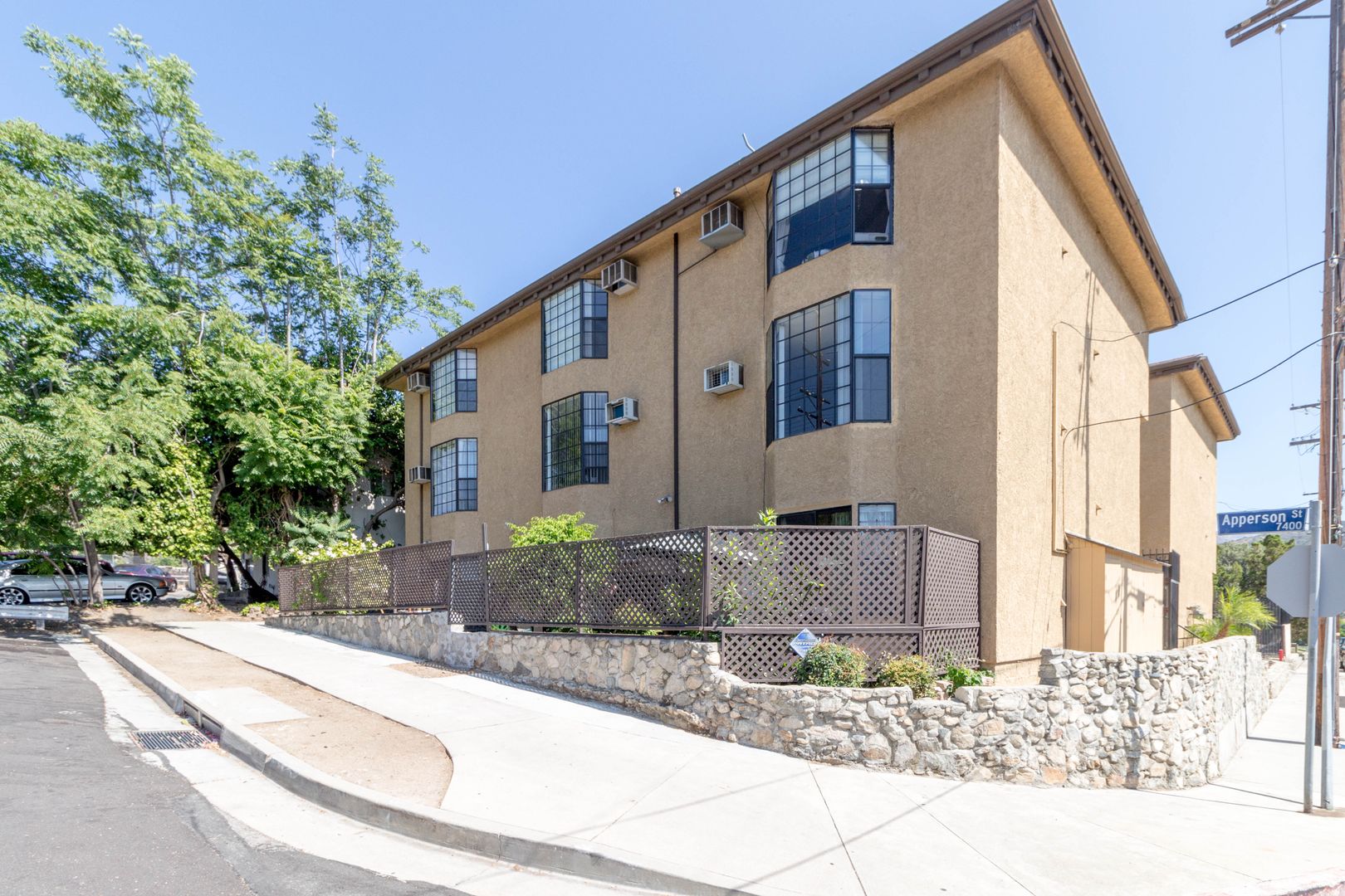 Tujunga Apartment: 10256 McClemont Ave