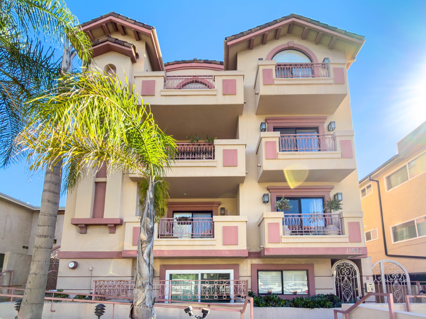 Los Angeles Condo: 11692 Darlington Ave #302