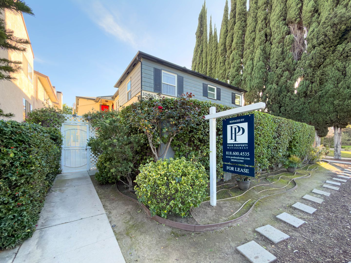 Toluca Lake Apartment: 10428 Riverside Dr