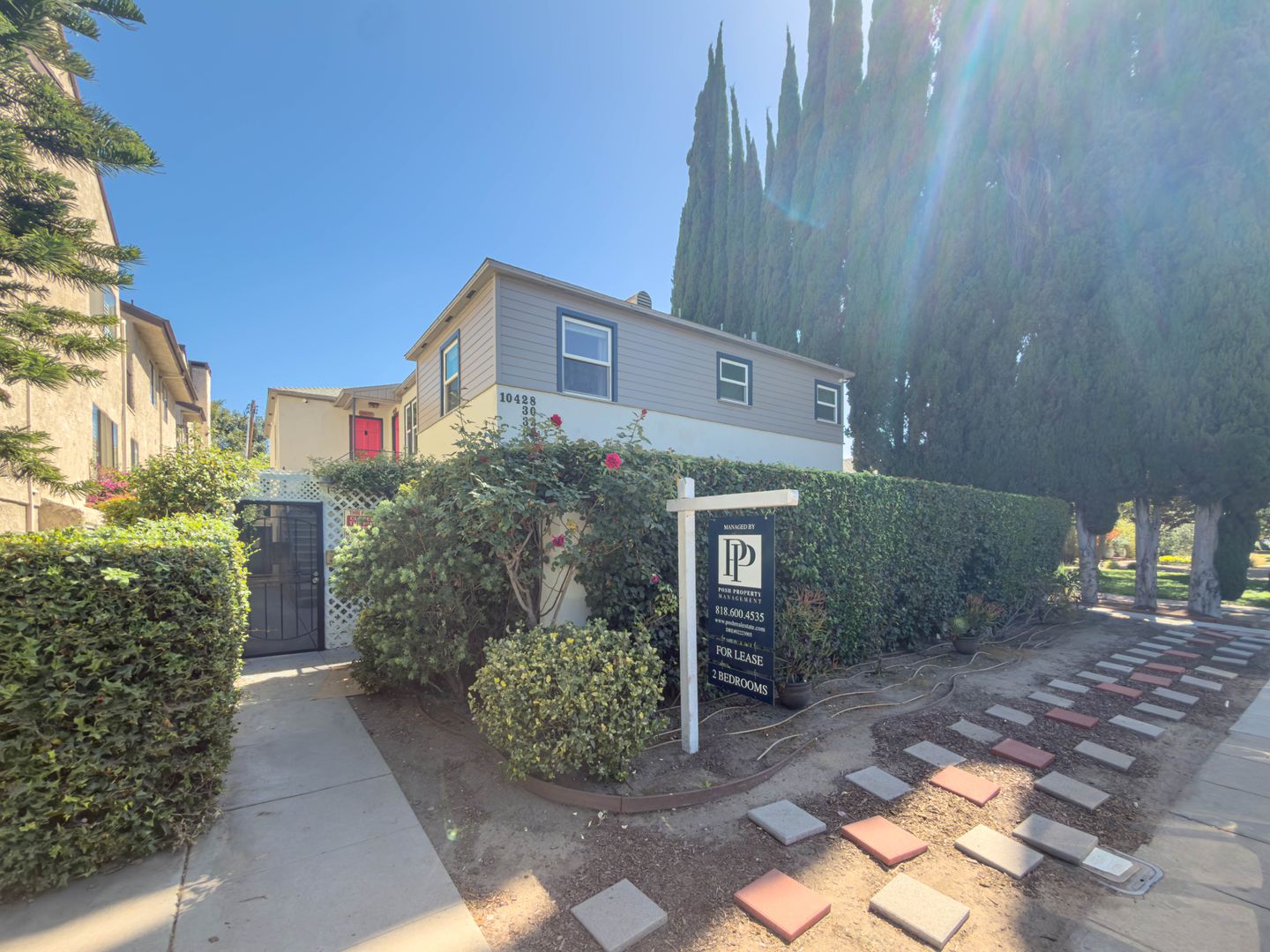 Toluca Lake Apartment: 10428 Riverside Dr