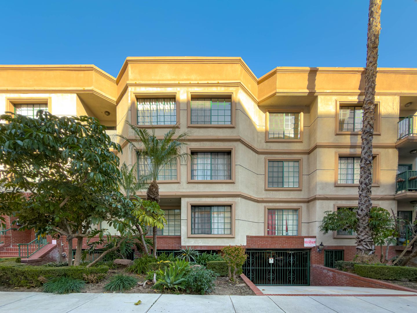 Glendale Condo: 426 N Maryland Ave #301