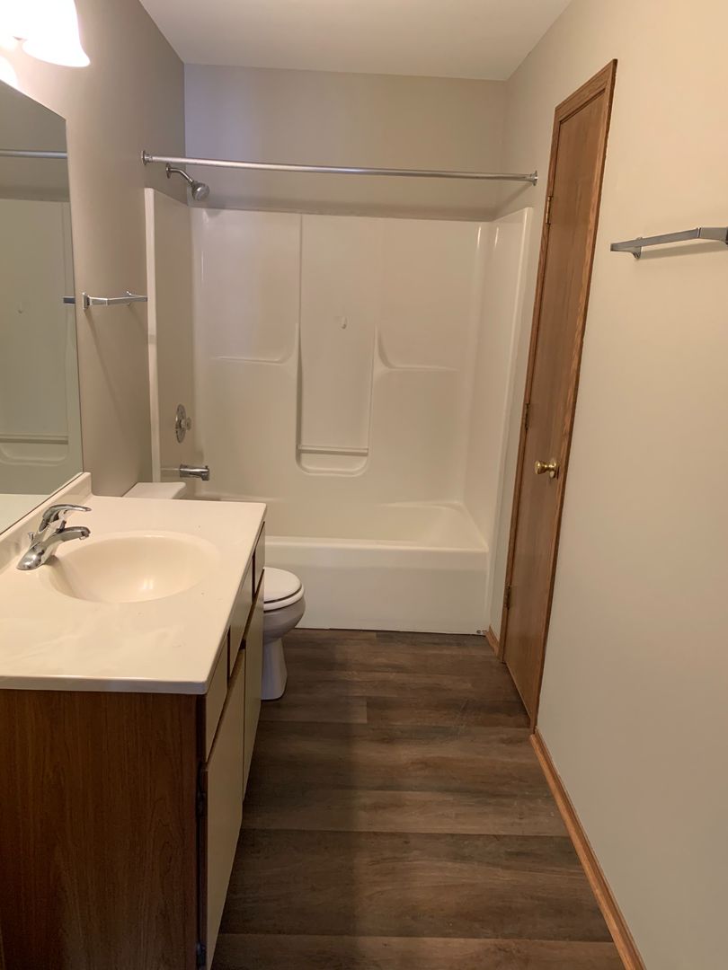 Roscoe Apartment: 9611 Bagley Dr