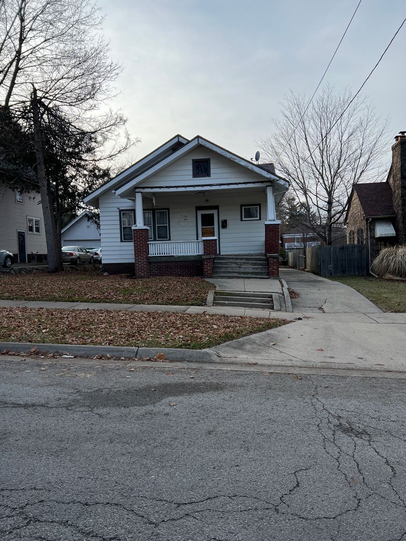 Rockford House: 132 N Chicago