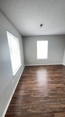 Spacious 3-Bedroom in Mulvane — Pet-Friendly Living with Dog Park, Basketball Court, Play Park & More!
