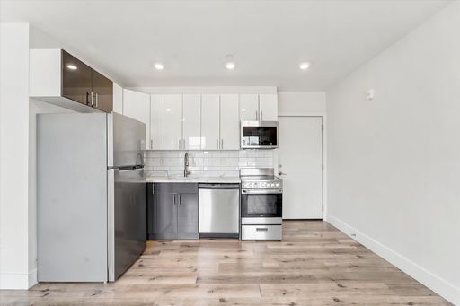 A bright and updated 2 bedroom apartment with a clean, modern layout – photo 1