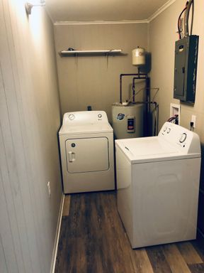 Renovated 2BR Townhouse w/ Washer/Dryer
