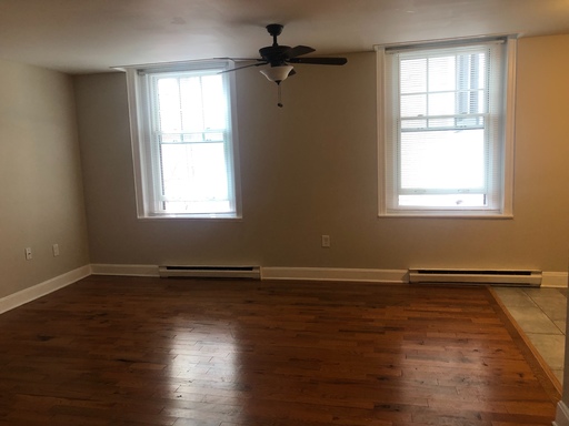 Bright, Spacious & Modern 2 Bedroom in Historic Downtown Easton!! – photo 1