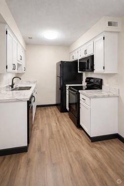 2 Bedroom/1 Bathroom, Internet Included, Washer & Dryer, in South Wichita! – photo 1