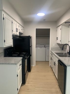 2 BED/2BATH with Washer& Dryer and with Built-In High-Speed Internet Included! – photo 1