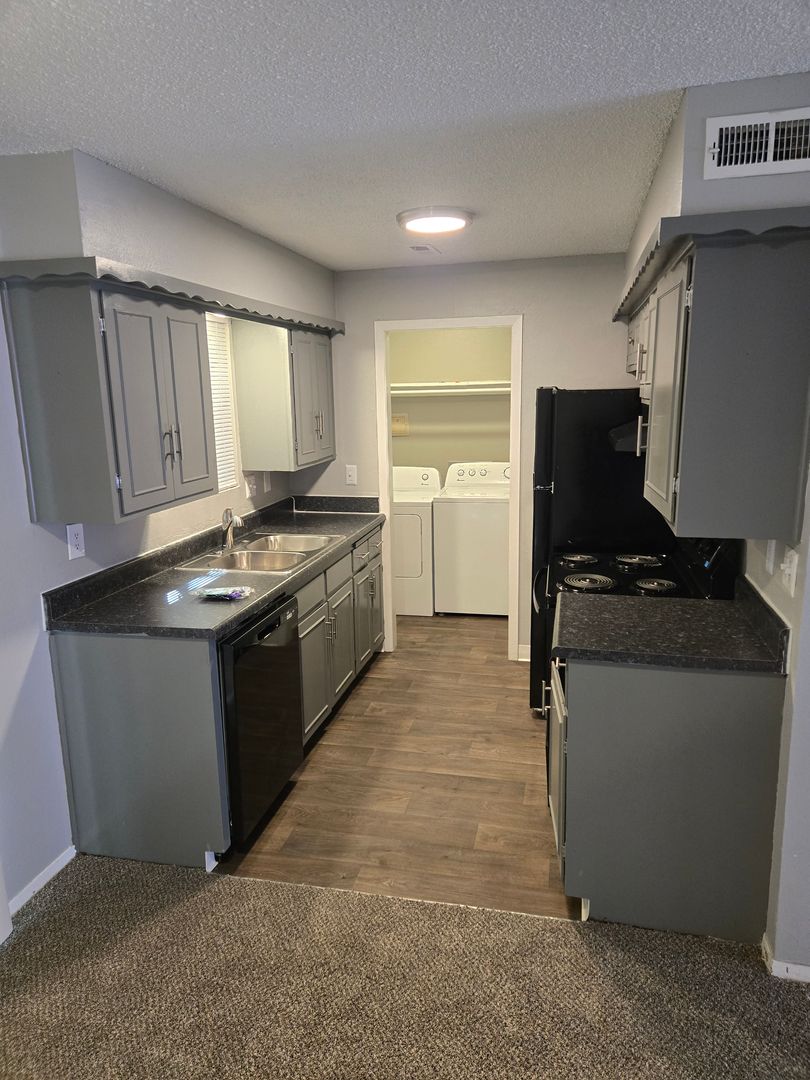 Wichita Apartment: 2355 E. Pawnee