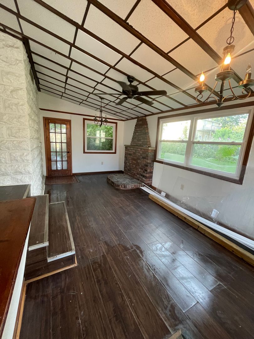 Washington House: 668 1/2 Addison St