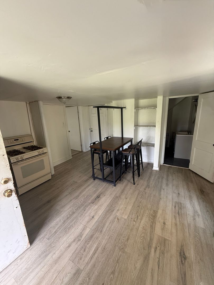 Washington Apartment: 271 Locust Ave
