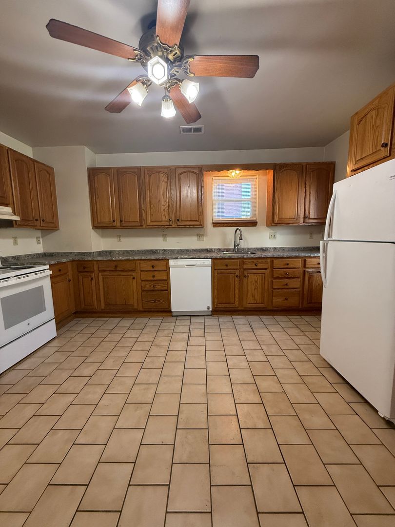 Bridgeville Apartment: 635-639 Baldwin St