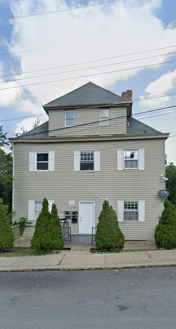 Washington Apartment: 109 W Walnut St