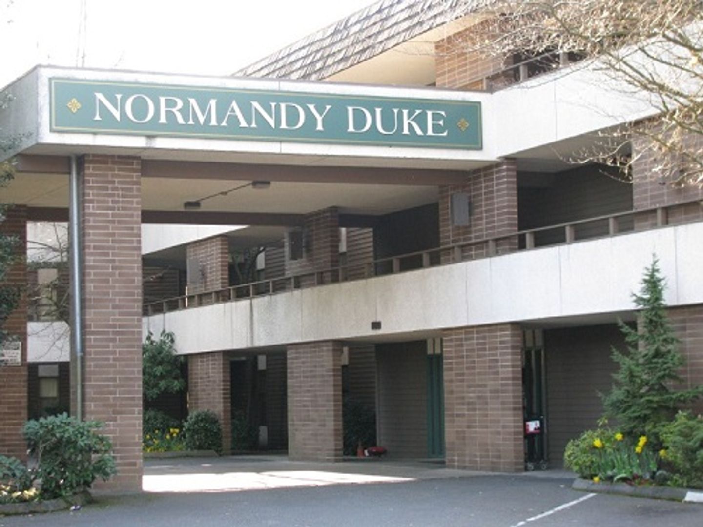 Normandy Park Apartment: 160 SW Normandy Rd