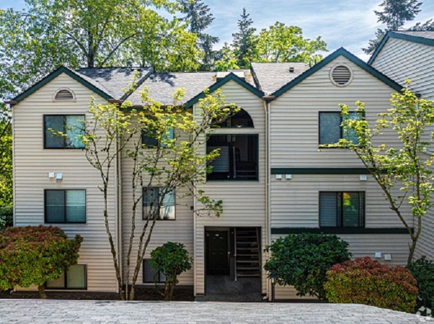 SeaTac Apartment: 19914 Military Rd S