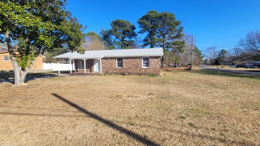 3br Ranch home on large lot – photo 1