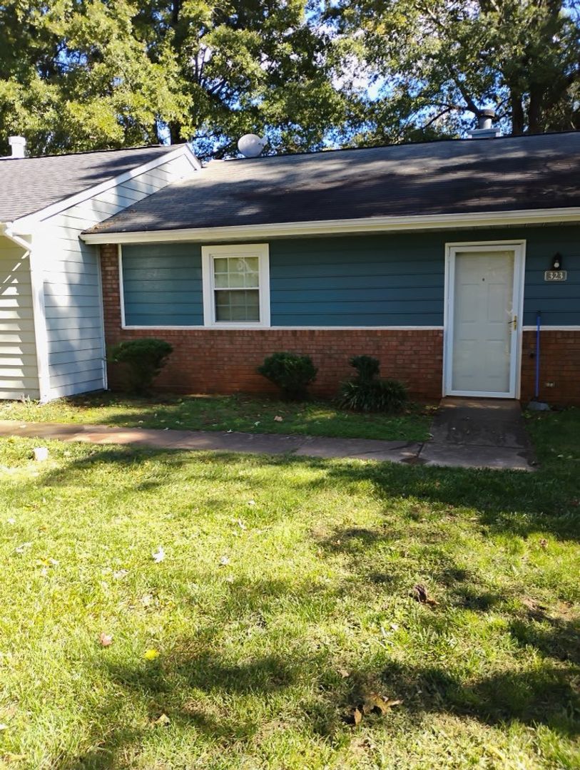 Garner Townhome: 323 Kentucky Dr