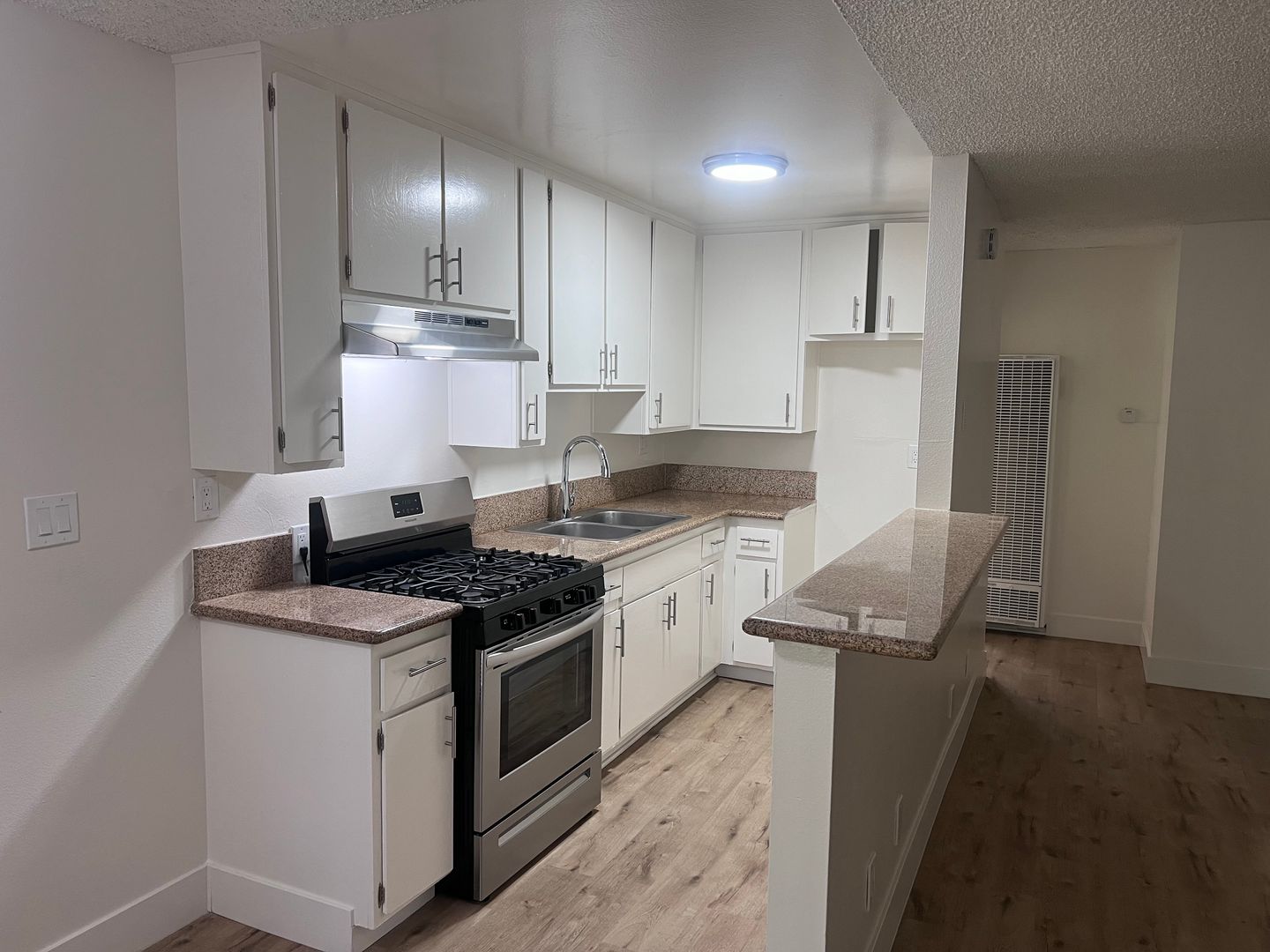 Hawthorne Apartment: 14030-14100 Chadron Ave.