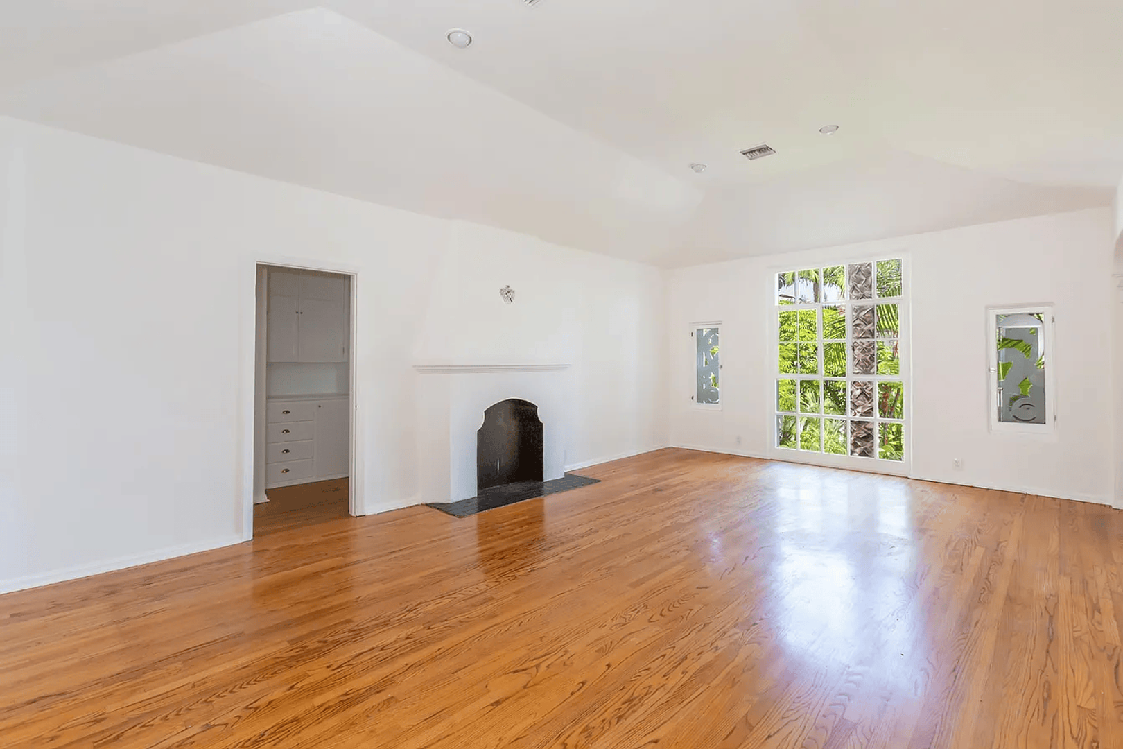 West Hollywood Apartment: 8491 Fountain Ave