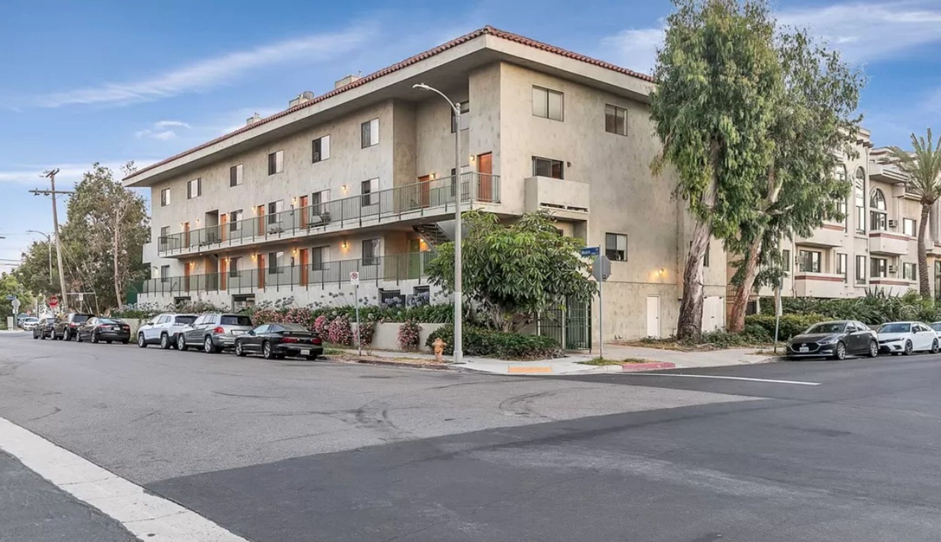 Los Angeles Apartment: 3939 Moore St