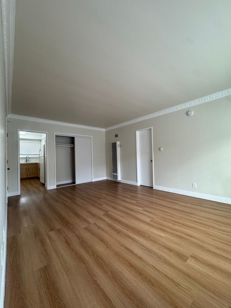Hollywood Apartment: 1849 Garfield Place