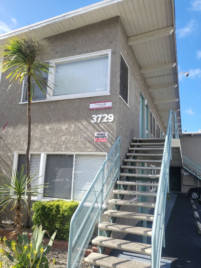 Los Angeles Apartment: 3729 Dunn Drive