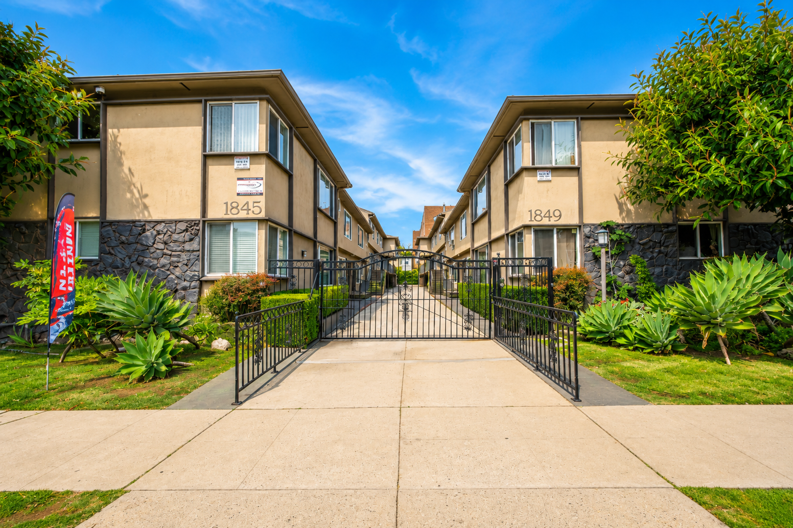Hollywood Apartment: 1845 Garfield Place