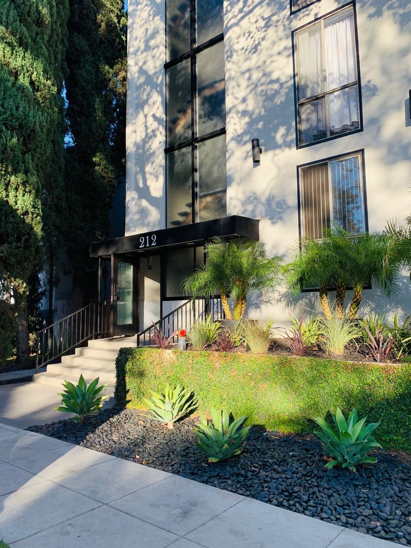 Beverly Hills Apartment: 212 S. Arnaz Drive