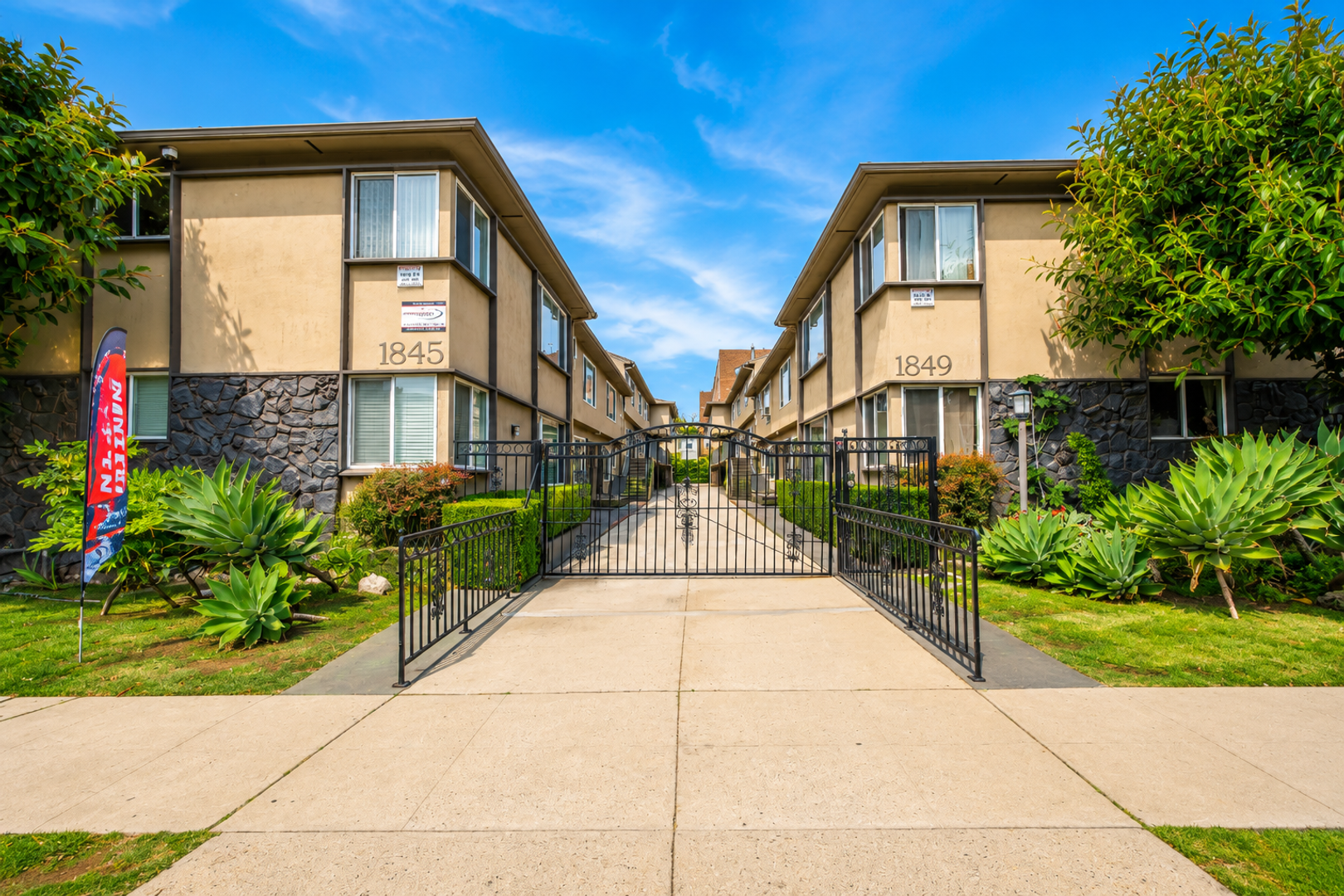 Hollywood Apartment: 1845 Garfield Place