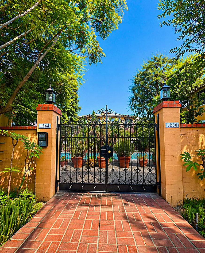 West Hollywood Apartment: 1260-1264 N Hayworth Ave