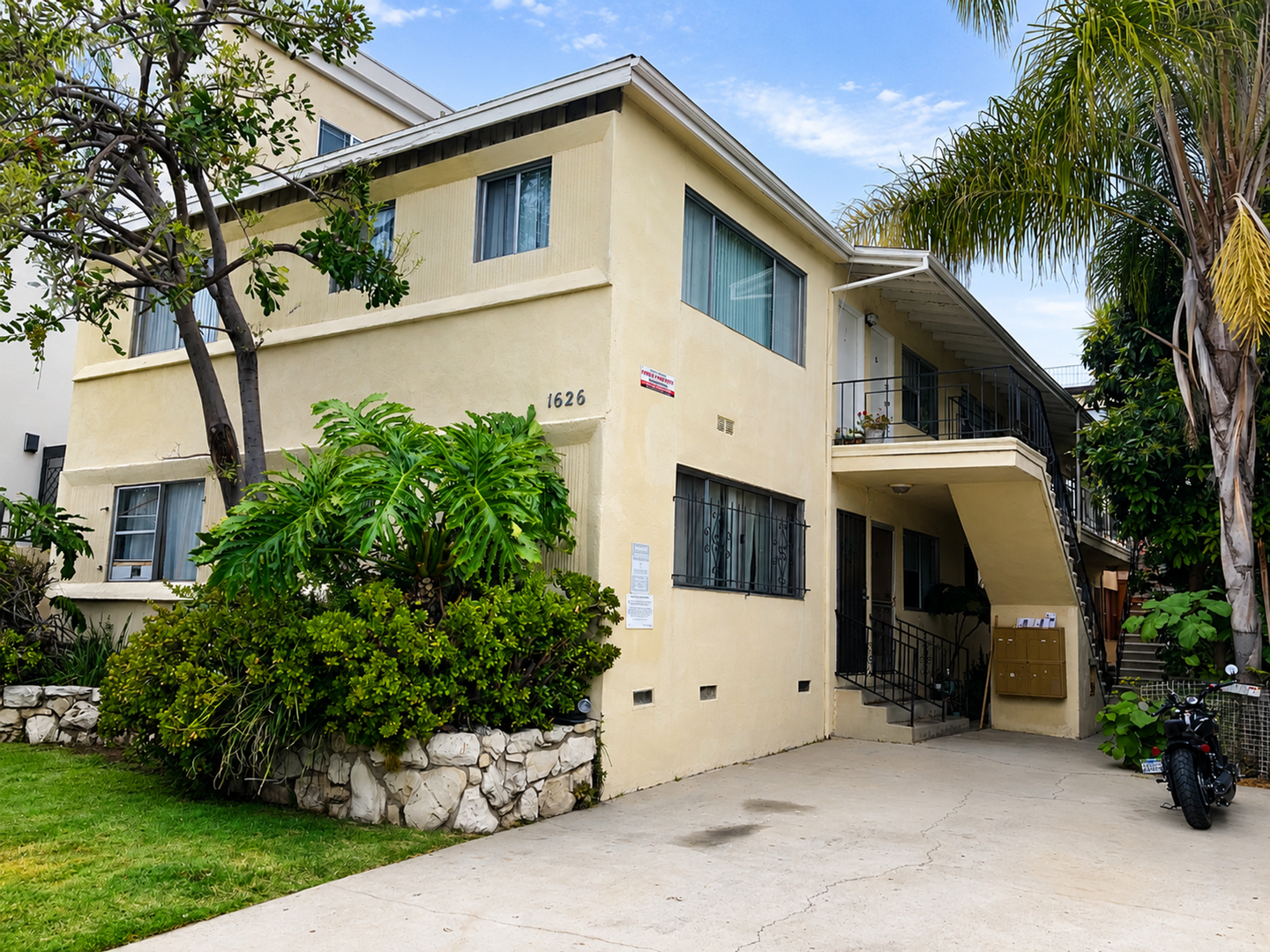Los Angeles Apartment: 1626 Barry Ave