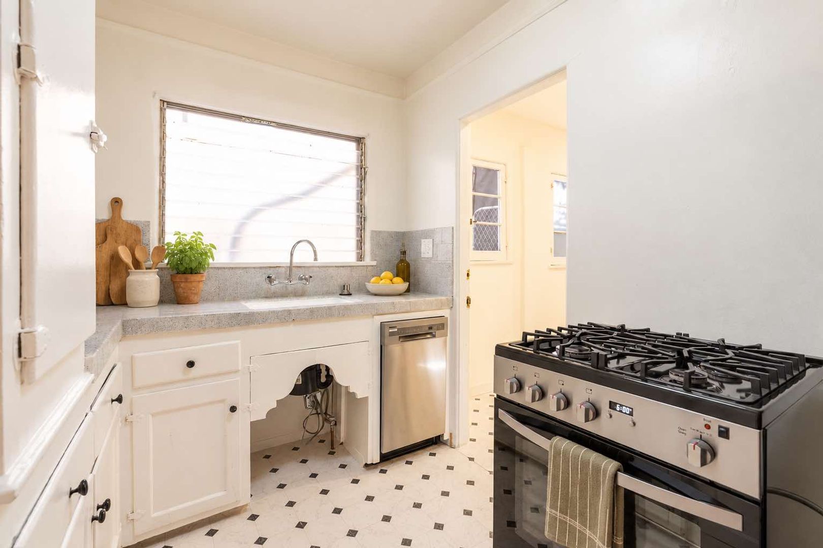 941 N. Vendome St 6 of 8