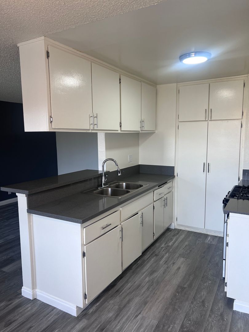 Hawthorne Apartment: 14030-14100 Chadron Ave.