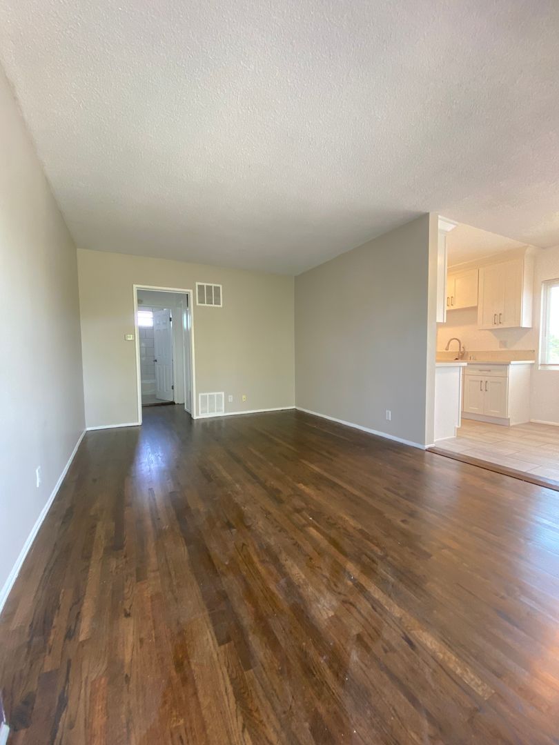 Los Angeles Apartment: 11325 Washington Pl