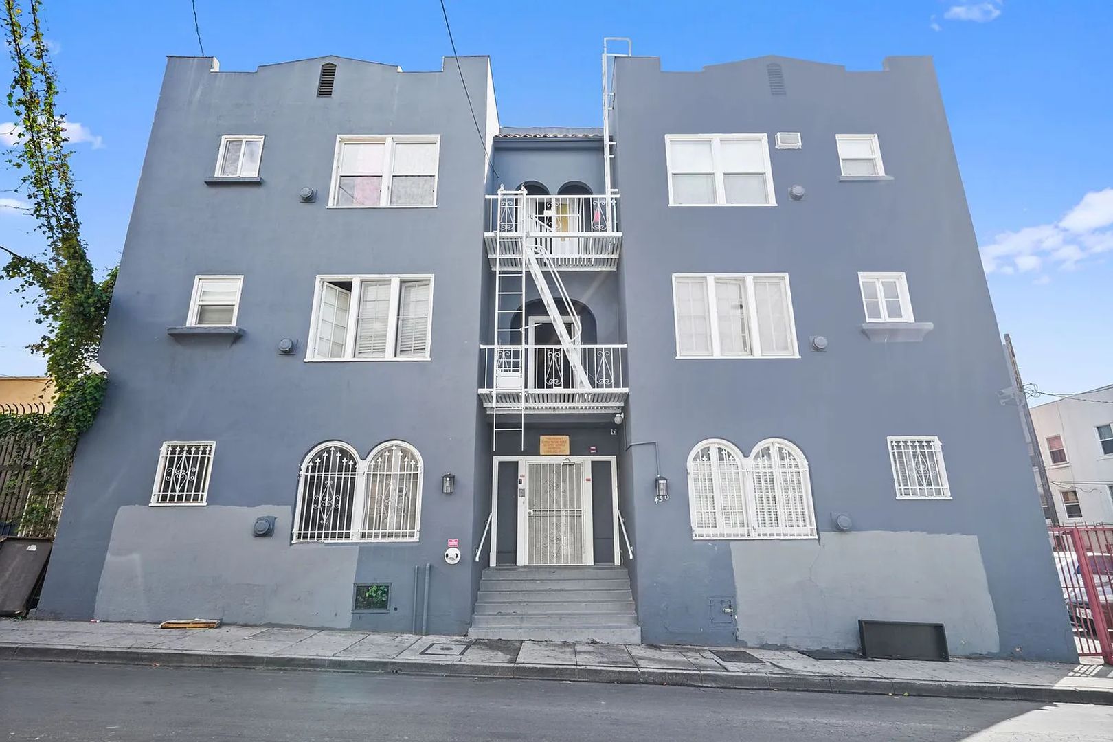 Los Angeles Apartment: 450 S. Benton Way