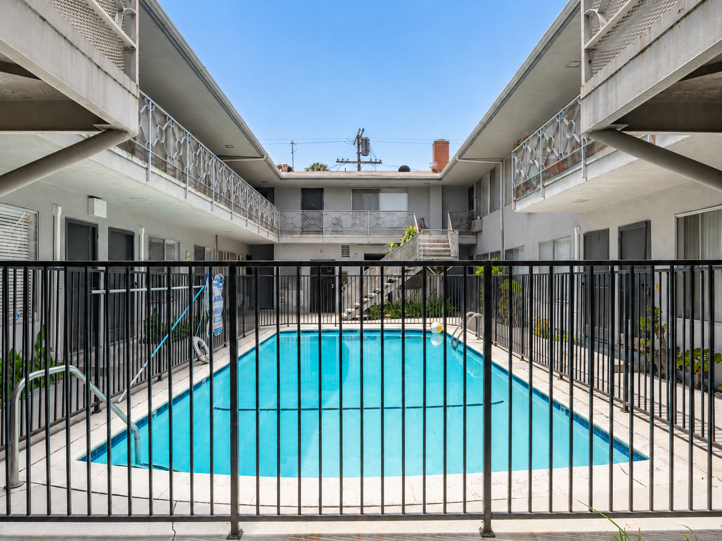 Los Angeles Apartment: 3525 Jasmine Ave