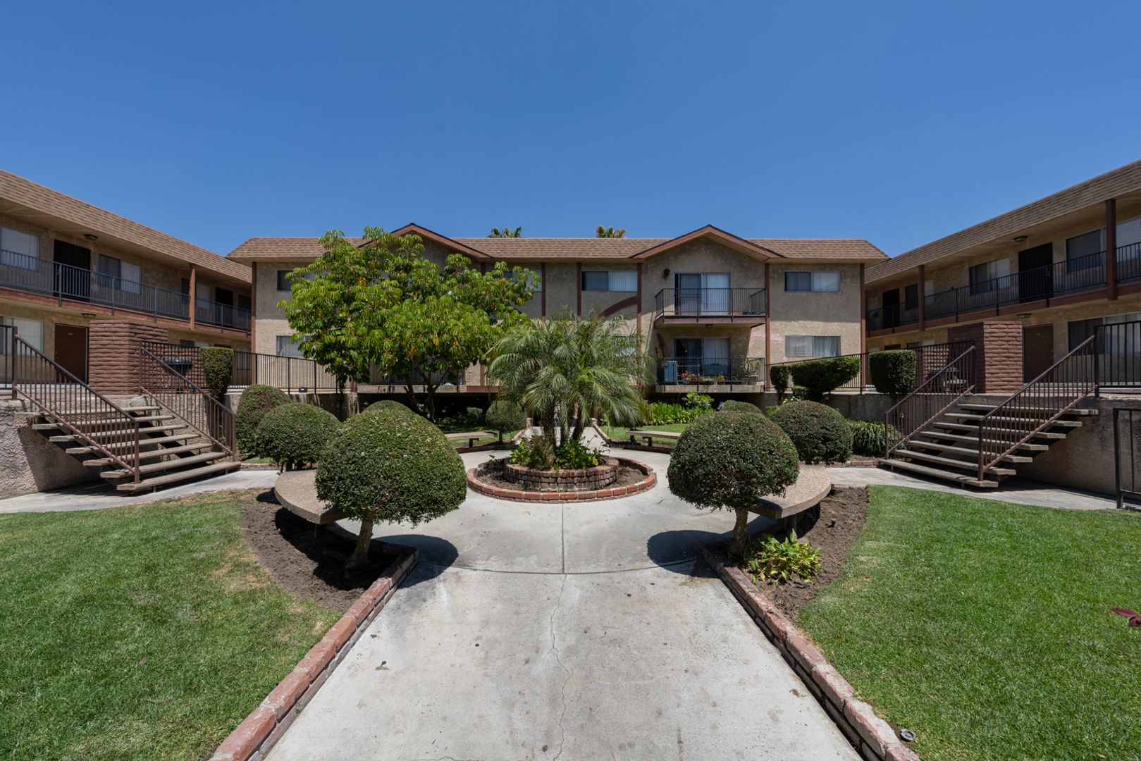 Hawthorne Apartment: 14030-14100 Chadron Ave.