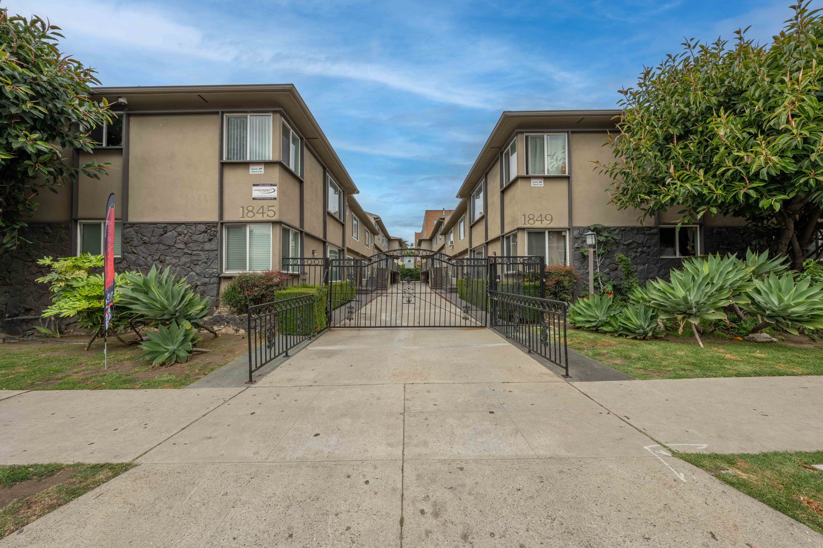 Hollywood Apartment: 1845 Garfield Place