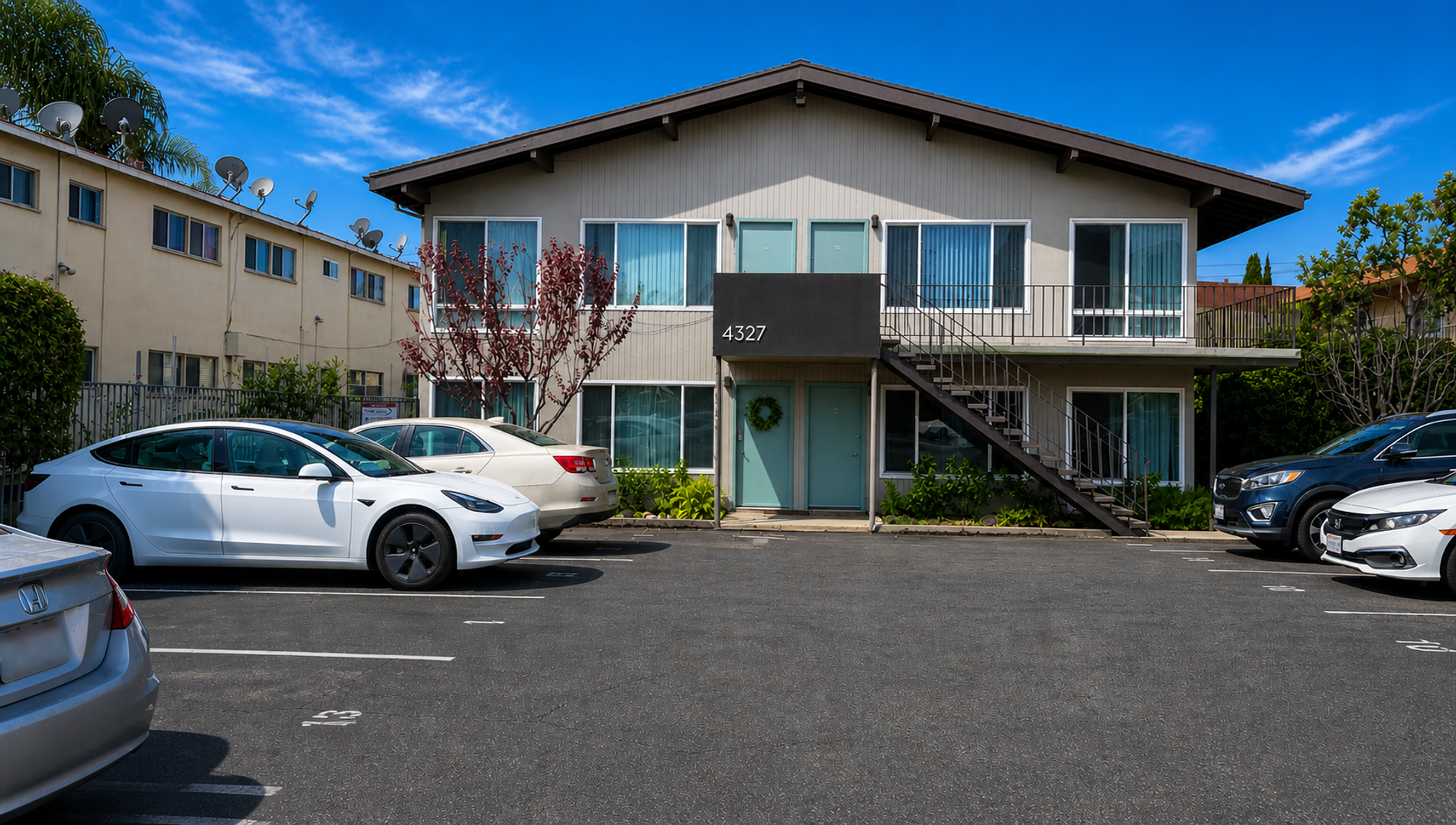 Los Angeles Apartment: 4327 Inglewood Blvd