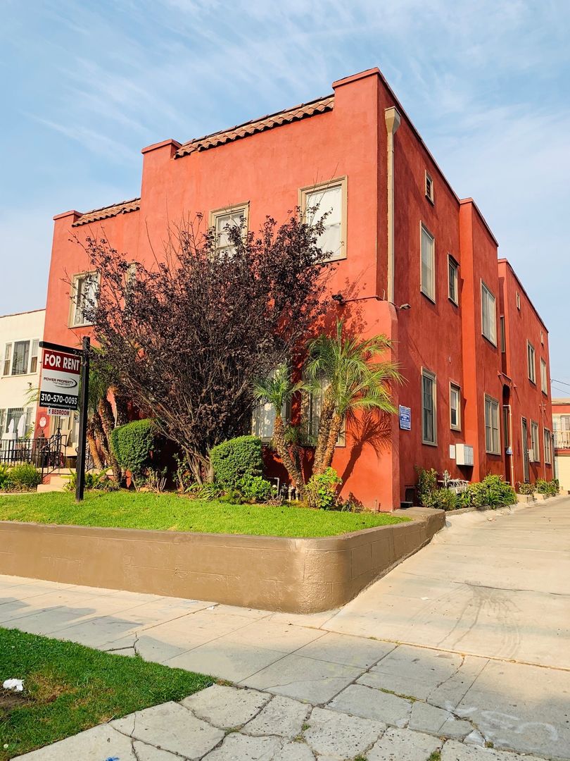 Los Angeles Apartment: 1287 Queen Anne Place