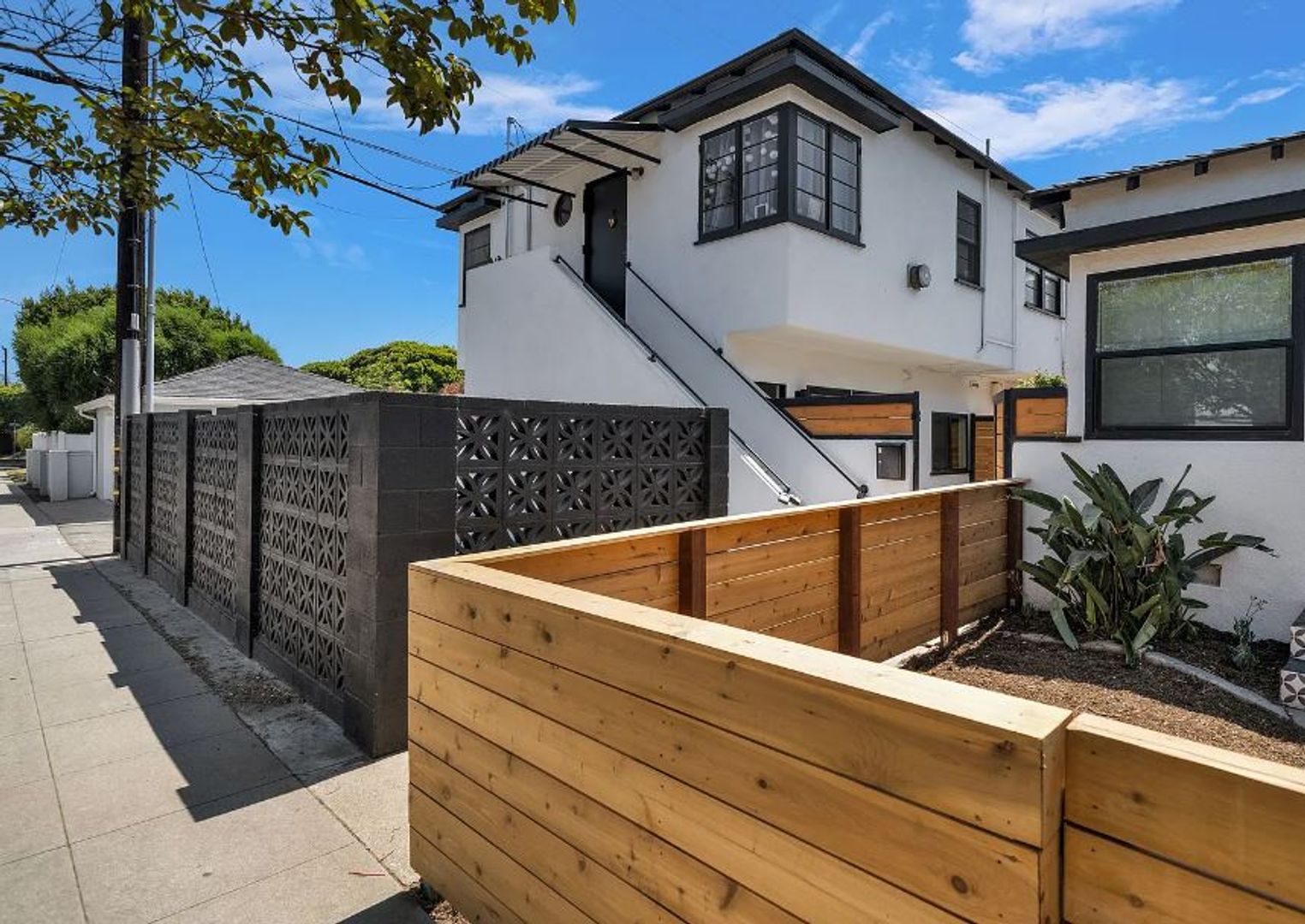 Santa Monica Apartment: 2224 Oak Street